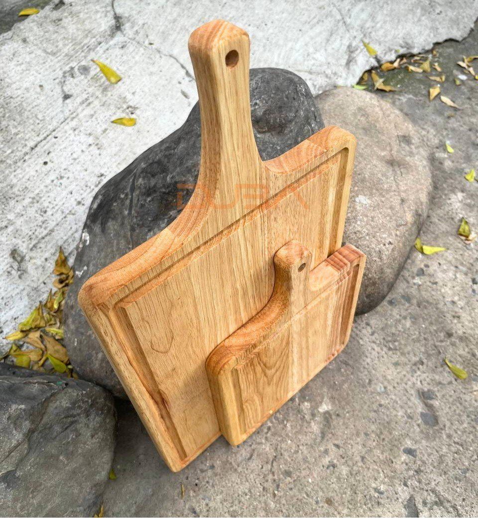 Rubberwood cutting board with handle